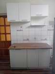 Meble kuchennee z drewnianym blatem