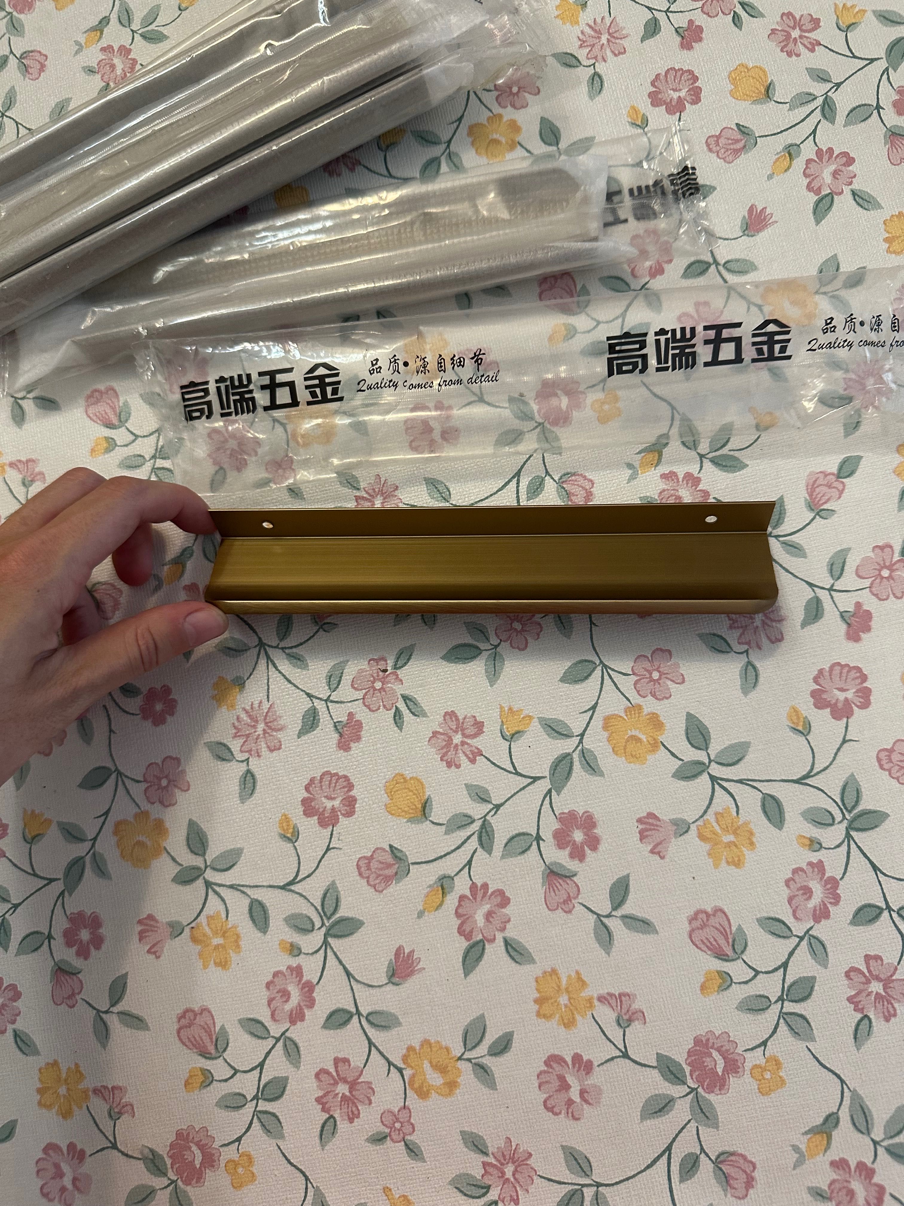 Conjunto de acabamentos metálicos em dourado