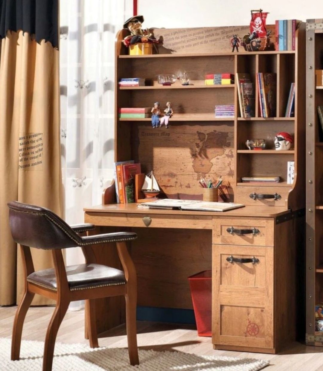 Estantes, secretaria, cama e mesa de cabeceira pirata