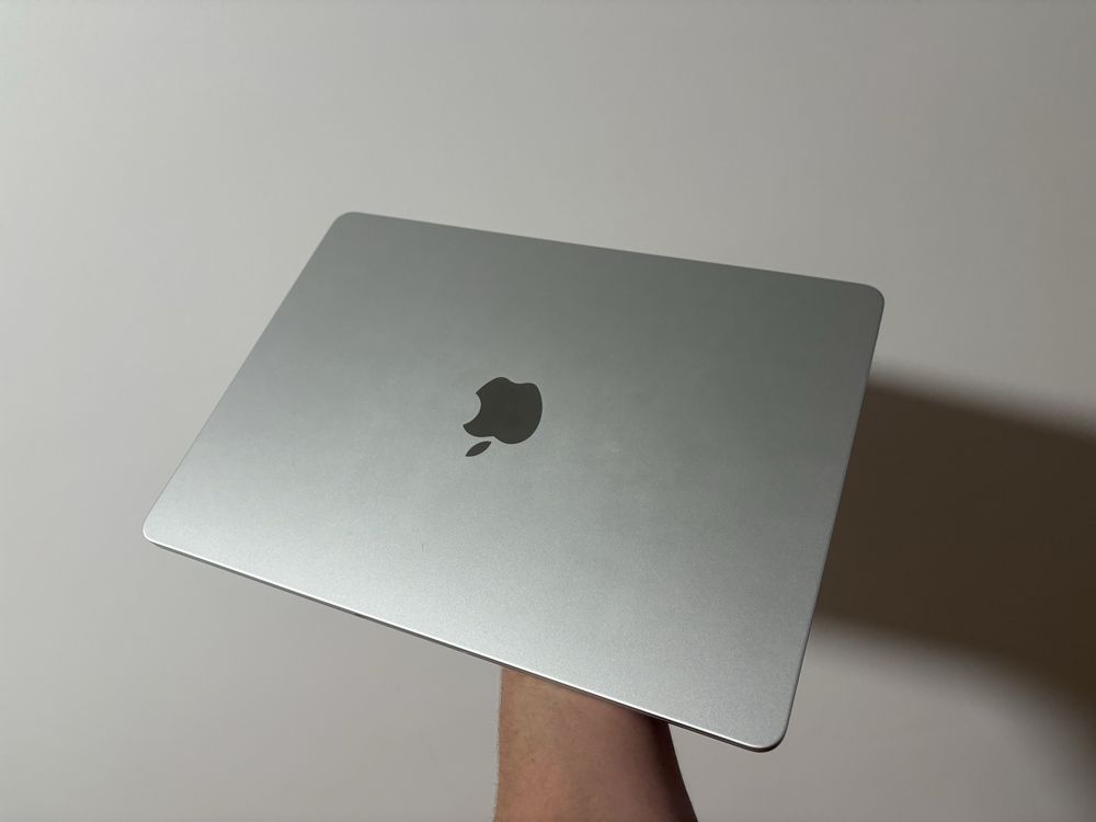 MacBook Air 13,6” com Chip M2 – Prata