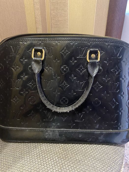 Продам  лаковую сумку Луи  Витон