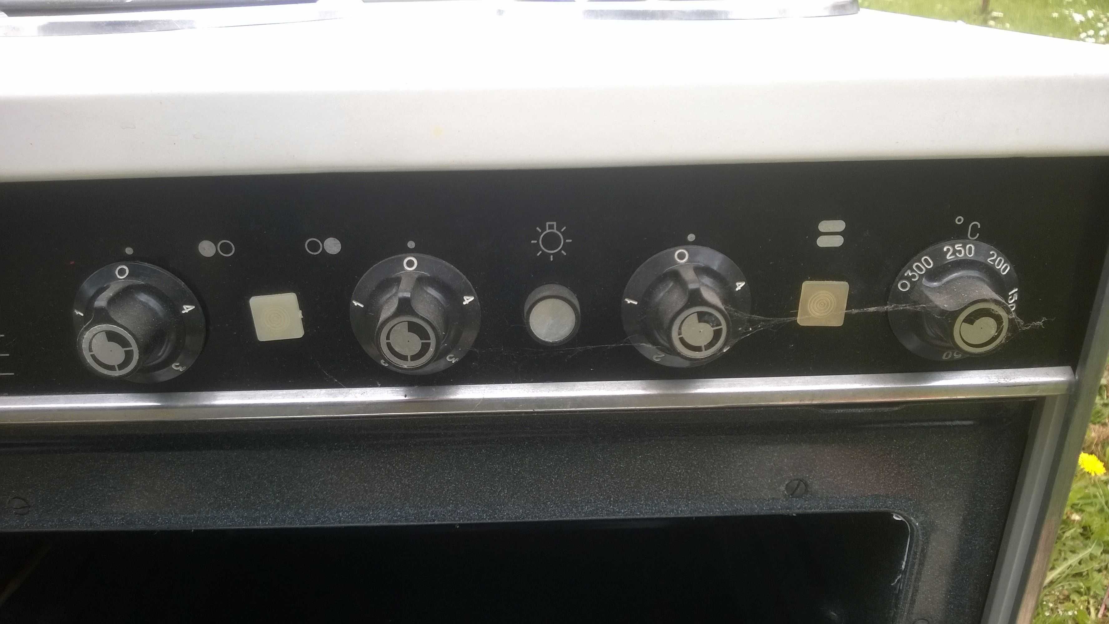 Kuchenka elektryczna z piekarnikiem. Nie używana.