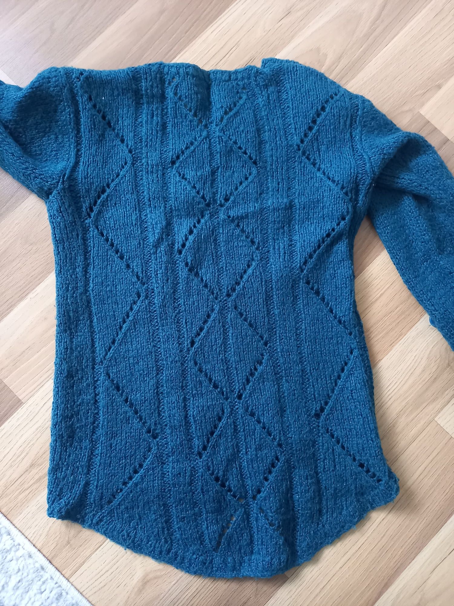 Sweter z ozdobnym tyłem