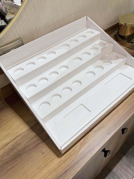 Stojak na lakiery / parfumy.