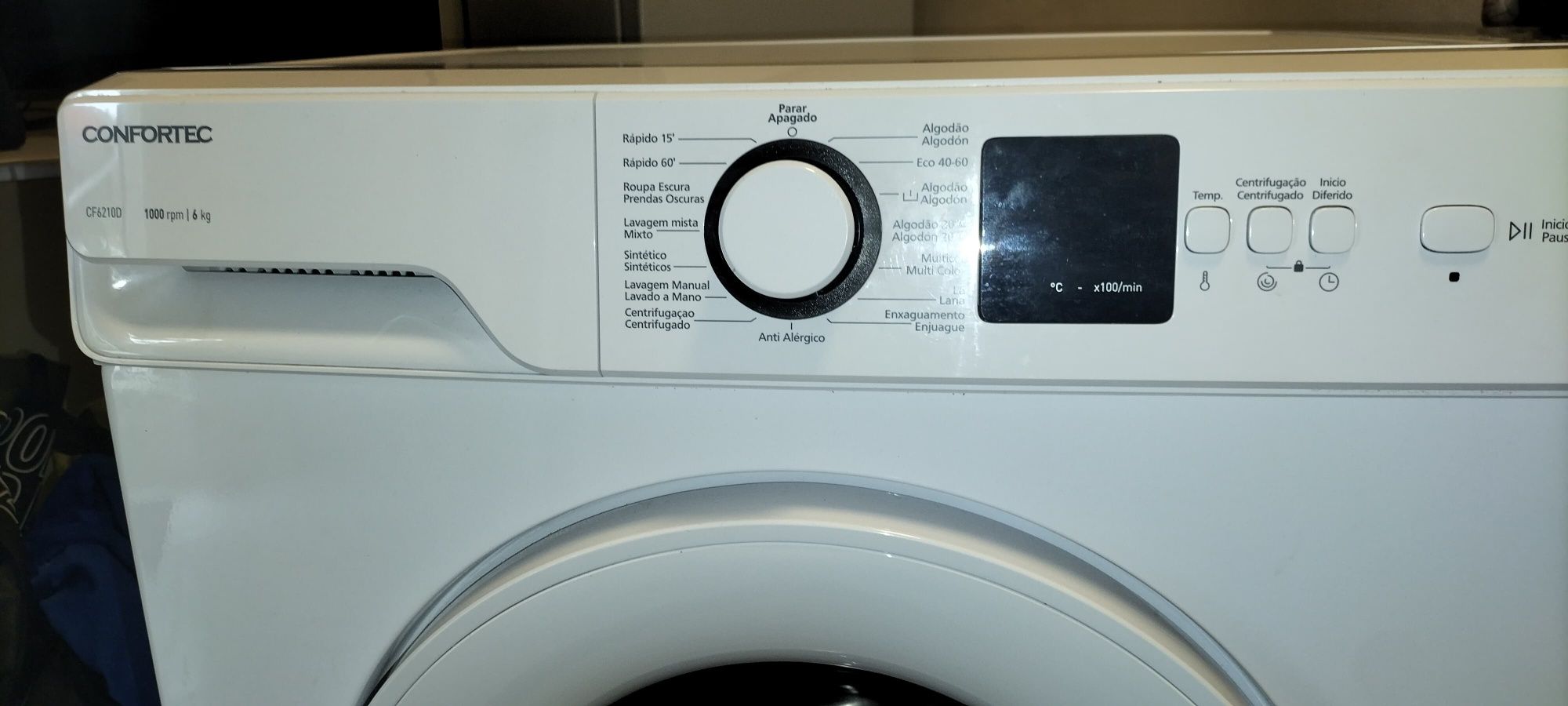 Máquina de lavar roupa sem uso