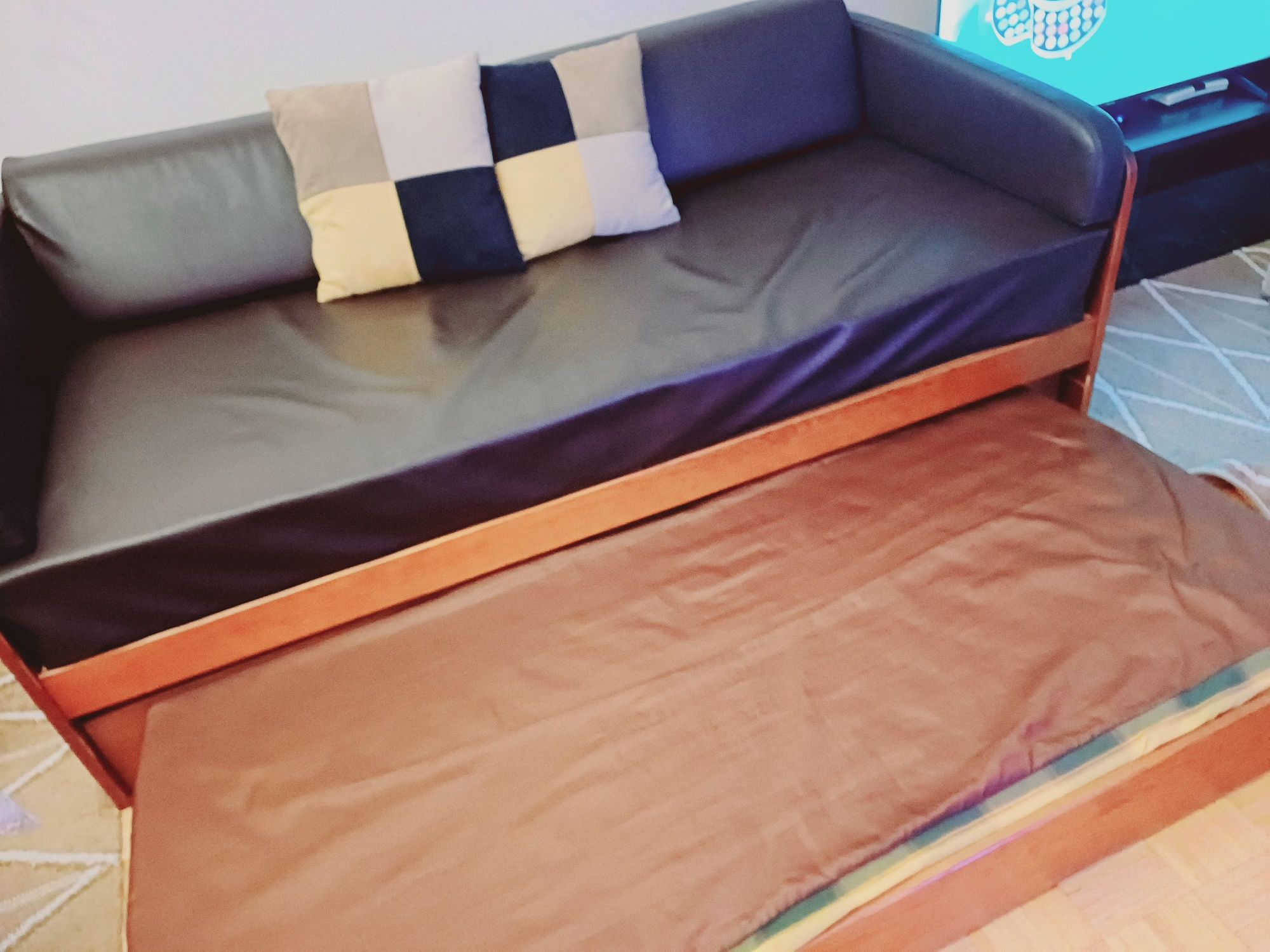 Sofá cama em madeira