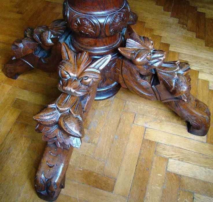 Antyczny stół z 5 krzesłami
