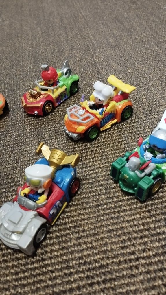 Autka  t racers + skocznia