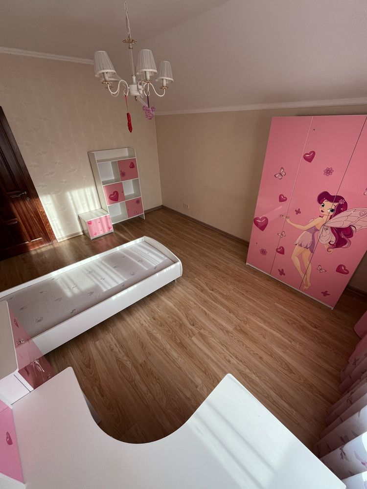 Дитяча спальня для дівчинки