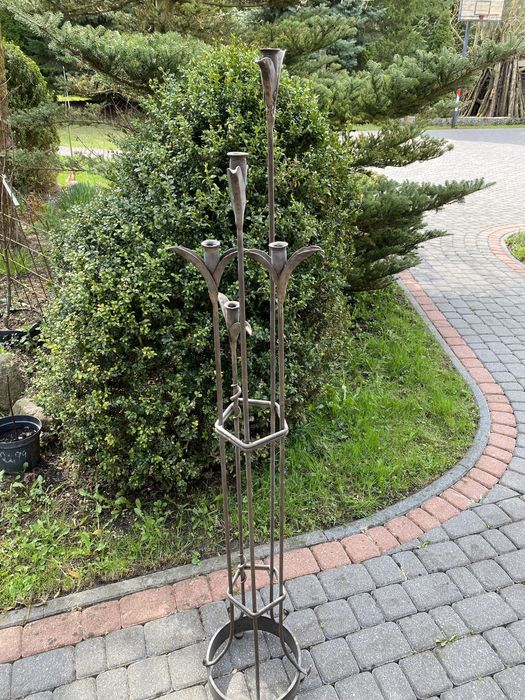 Świecznik metalowy ciężki piekny w koorze starego metalu.