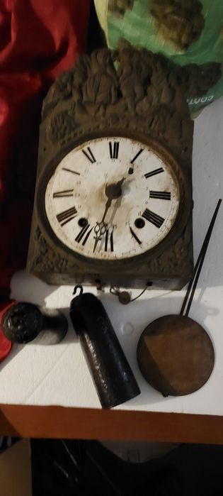 Relógio antigo com pêndulo e pesos