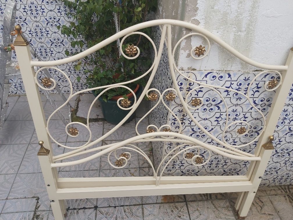 Cama de ferro antiga