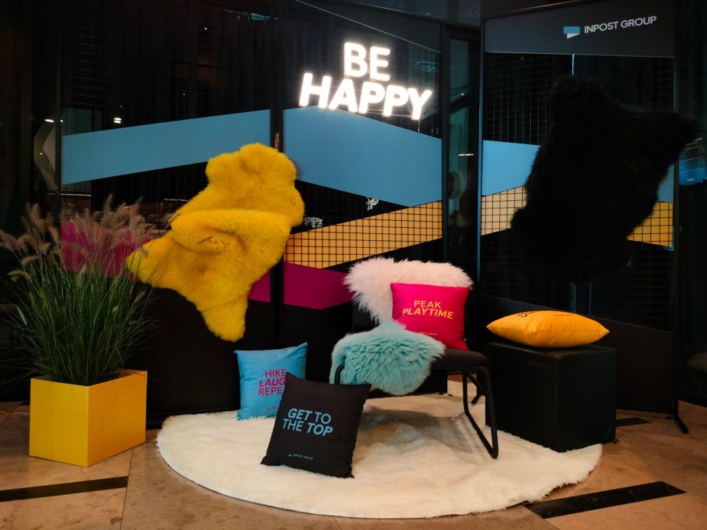 Napis LED "BE HAPPY" + 3 czarne ścianki / panele