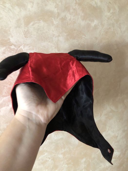 Маска дитяча чорта черта червоного кольору у вигляді капюшона