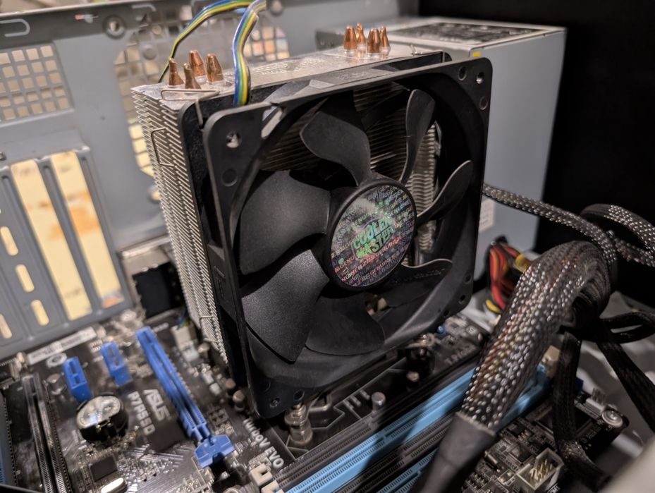 Chłodzenie CPU Cooler Master Hyper 212 Plus (RR-B10-212P-GP)