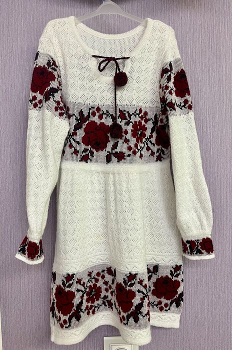 Вʼязана сукня-вишиванка