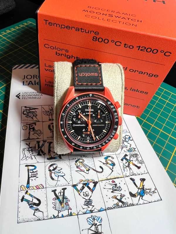 Zegarek SO33O100 – Omega x Swatch Lava Ekskluzywny