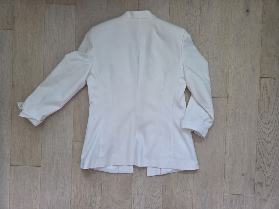 Biała marynarka, Reserved