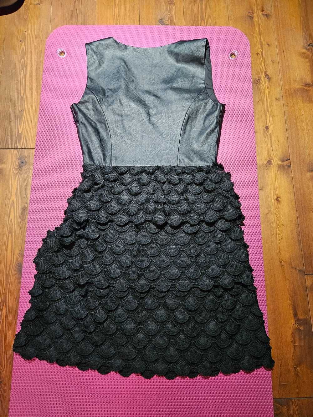 Czarna sukienka GUESS M