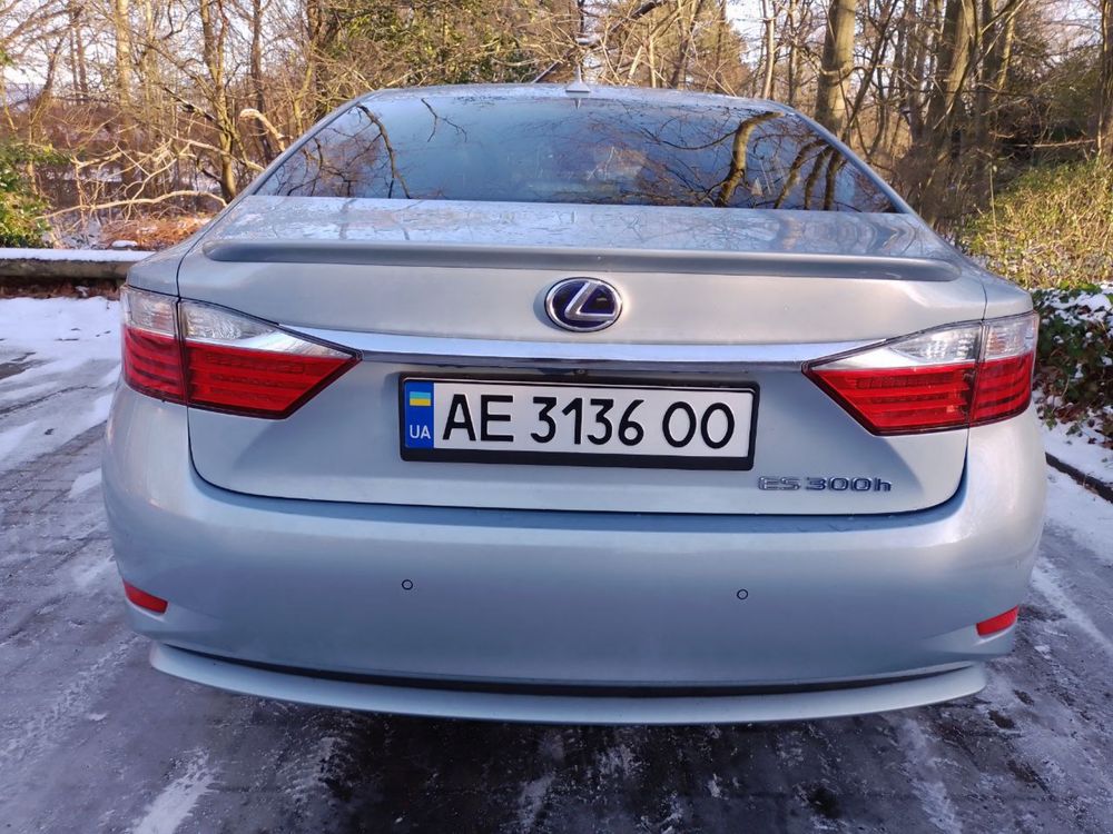 Машина Lexus ES300h