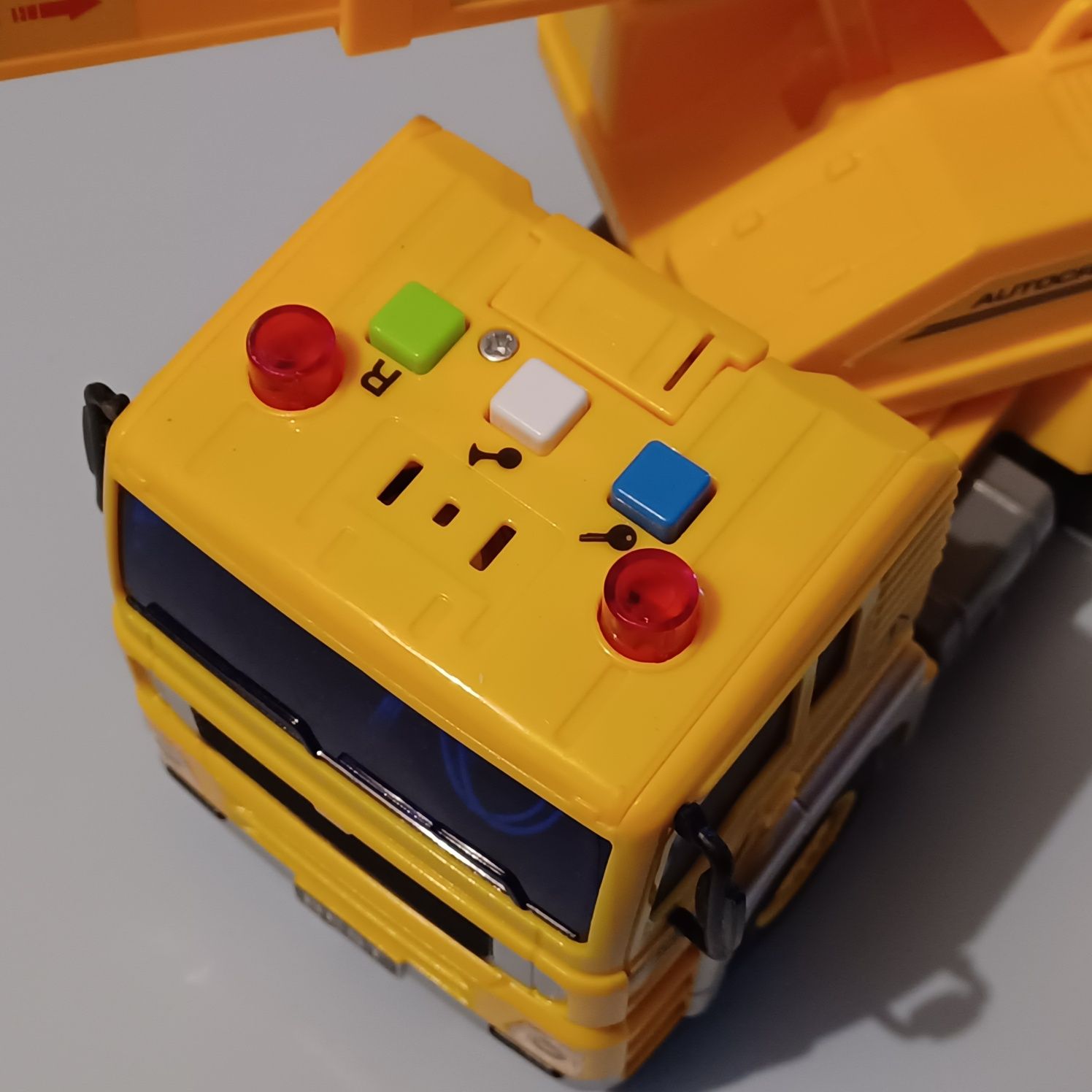 Samochodzik auto żółty dźwig dla dziecka