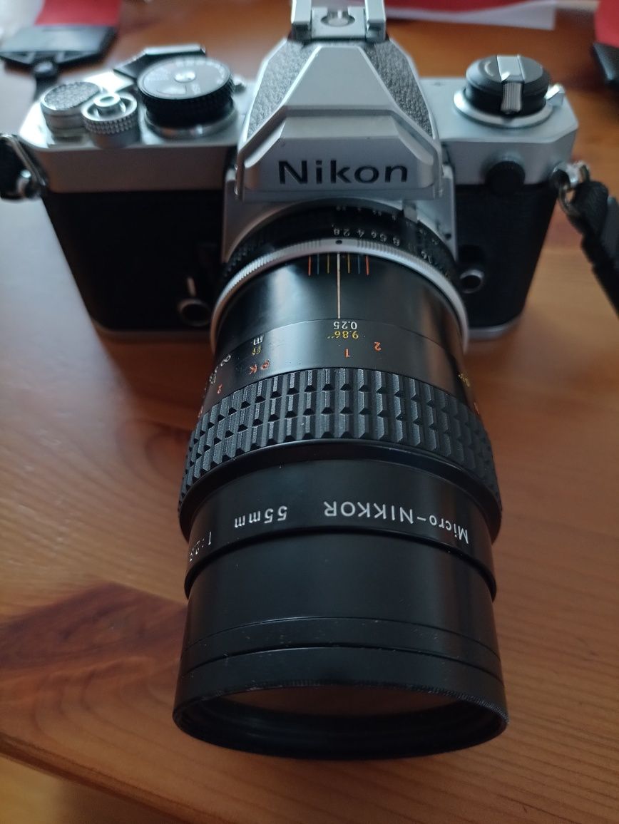 Nikon FM z obiektywem MF Micro-Nikkor 55mm F2:8