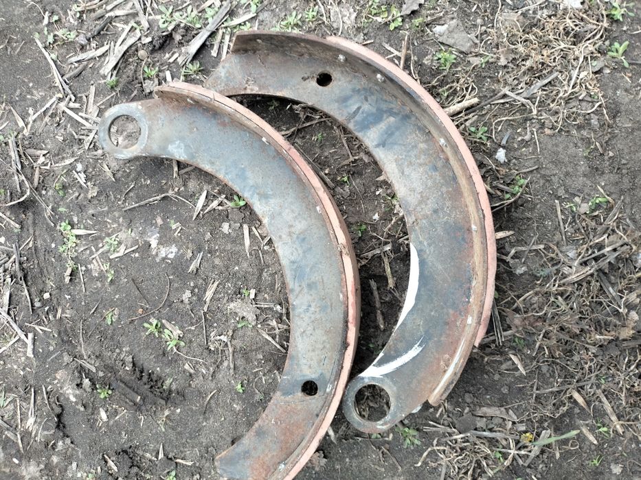 Продам тормозные колодки на прицеп 2птс4