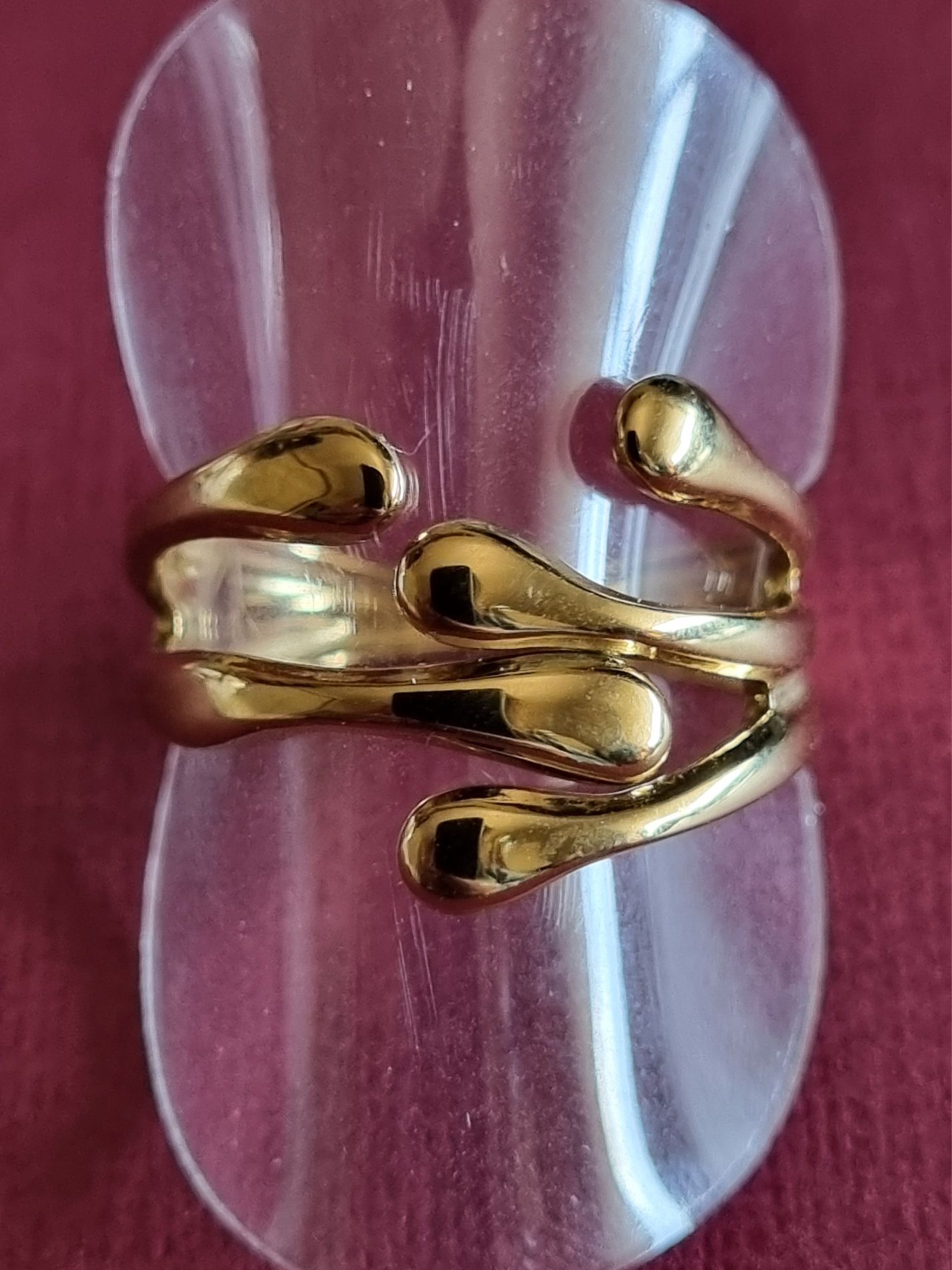 Anel dourado, em aço inoxidável, muito elegante. Ajustável