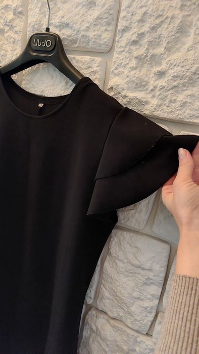 Sukienka czarna 38 M w litere A ozdobne rękawki