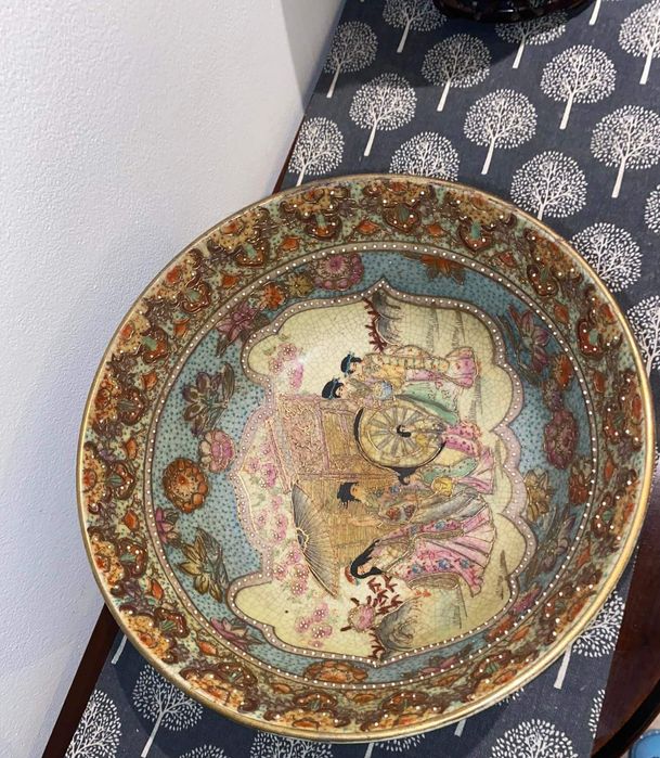 (2) Taça e jarra chinesas com suporte em madeira