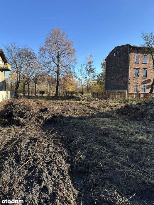 Działka budowlana w sąsiedztwie zabudowań wielorodzinnych.