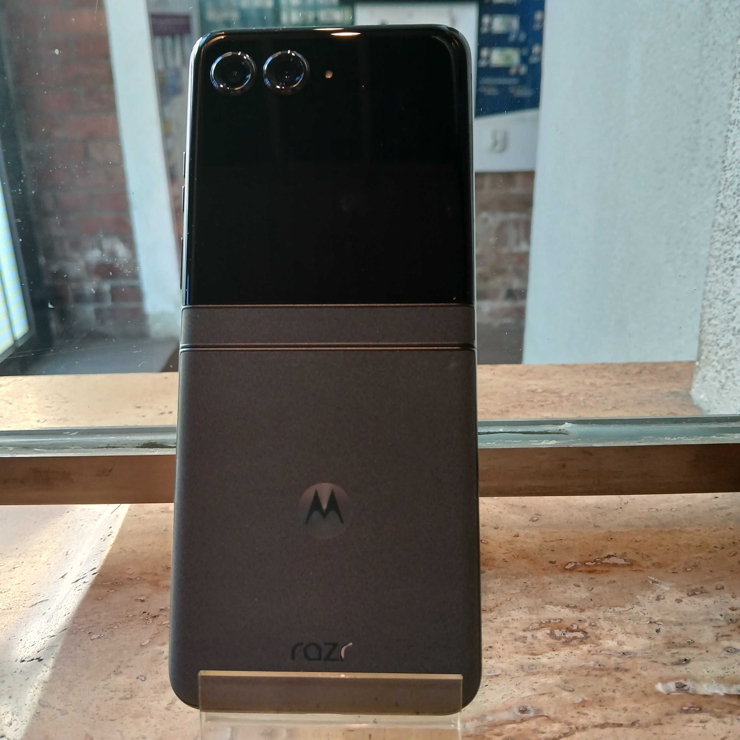 1860/N/24 Motorola Razr 50 8GB/265GB NOWY