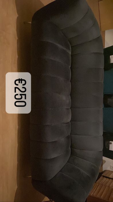 Sofa de veludo para tres pessoas super lindo e confortavel