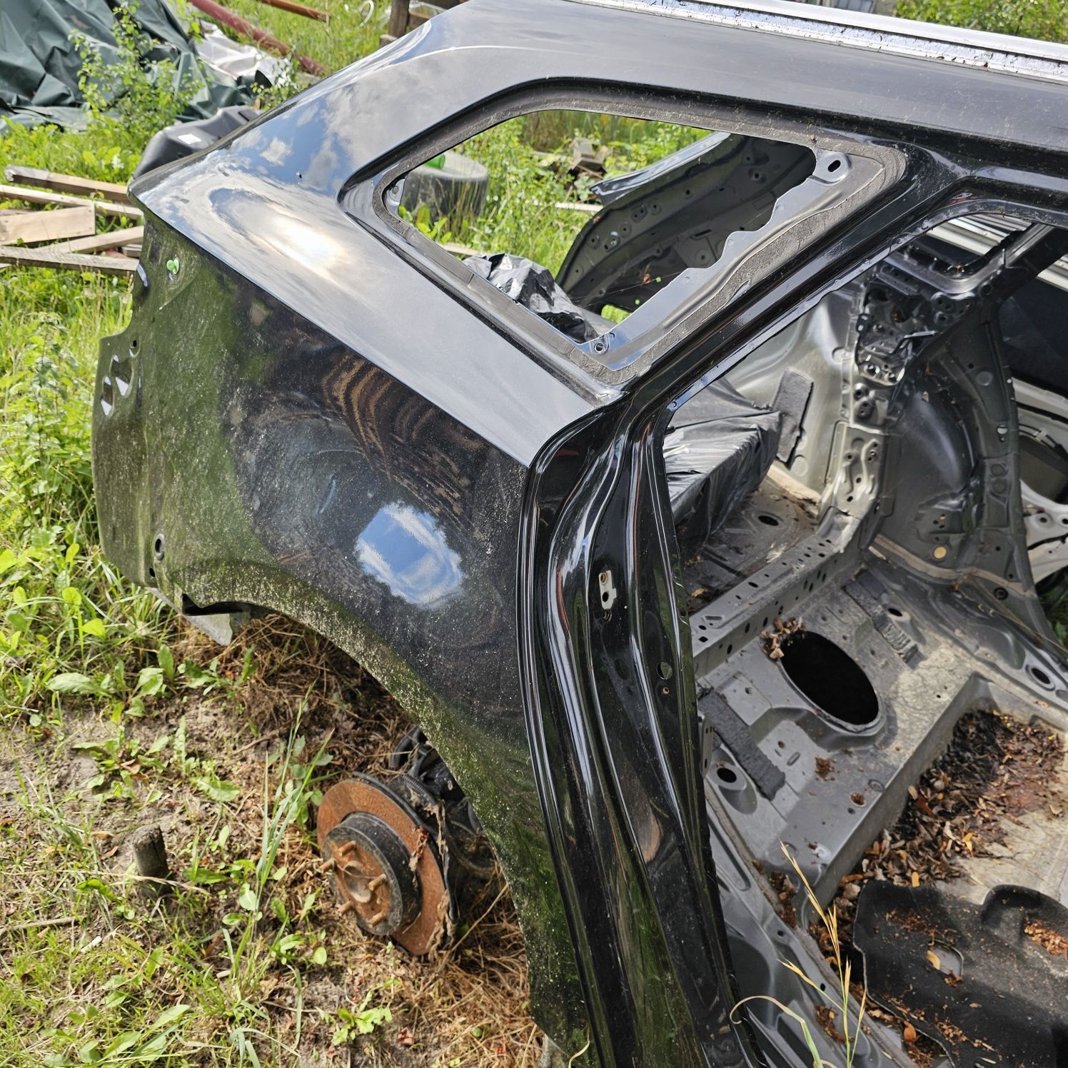 Corolla e21 blotnik tylny cwiartka tył z dachem.