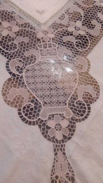 toalha mesa (artigo nacional)  em linho bordado