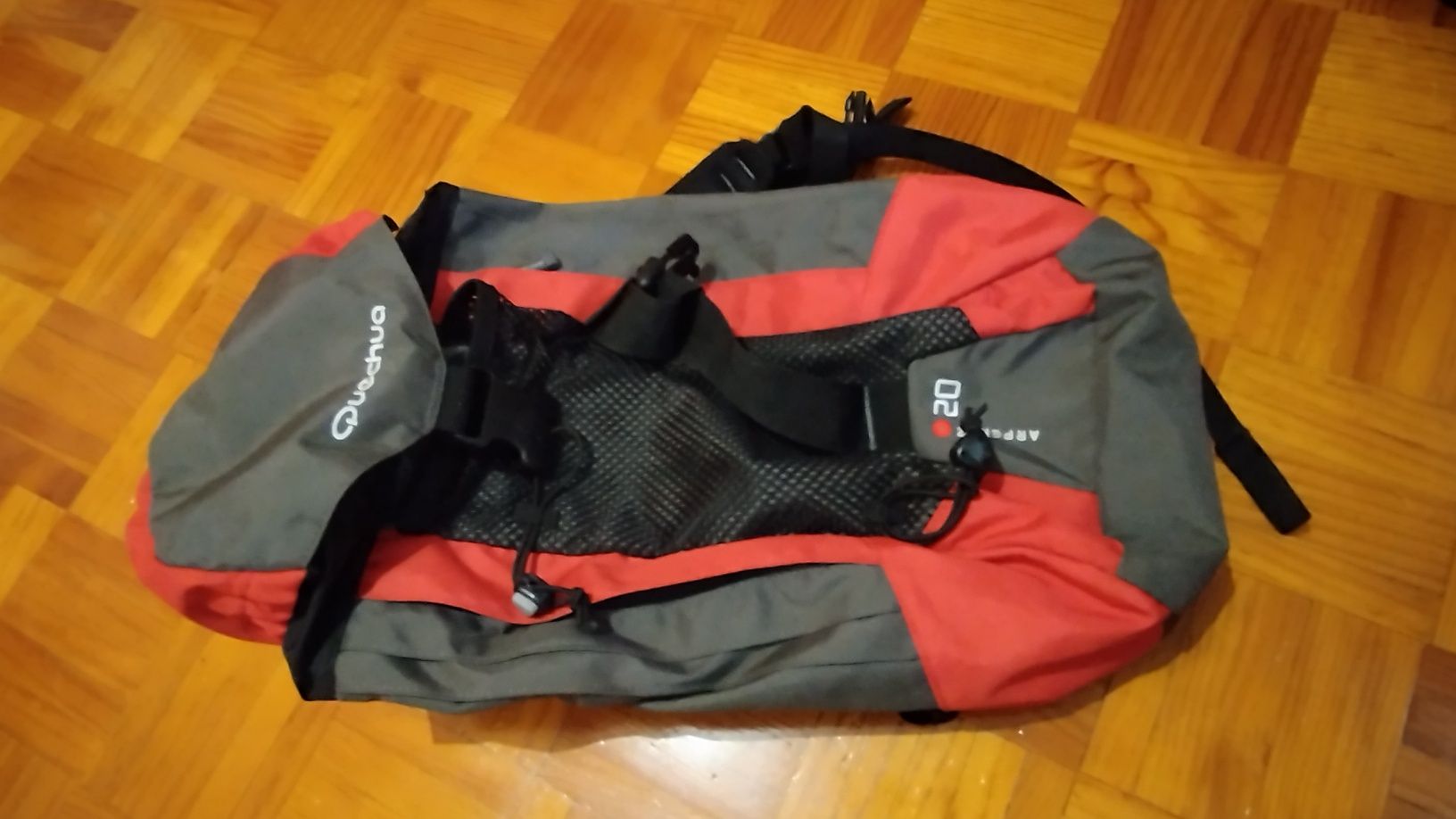 mochila vermelha Decathlon