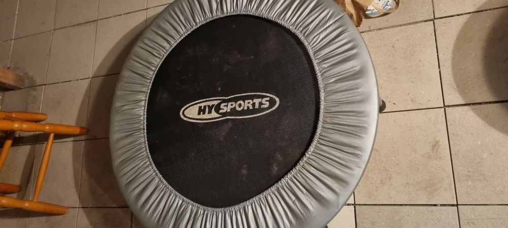 Mała trampolina w dobrym stanie