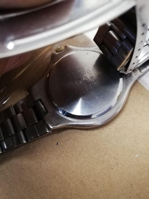 Zegarek Casio. Metalowa bransoleta