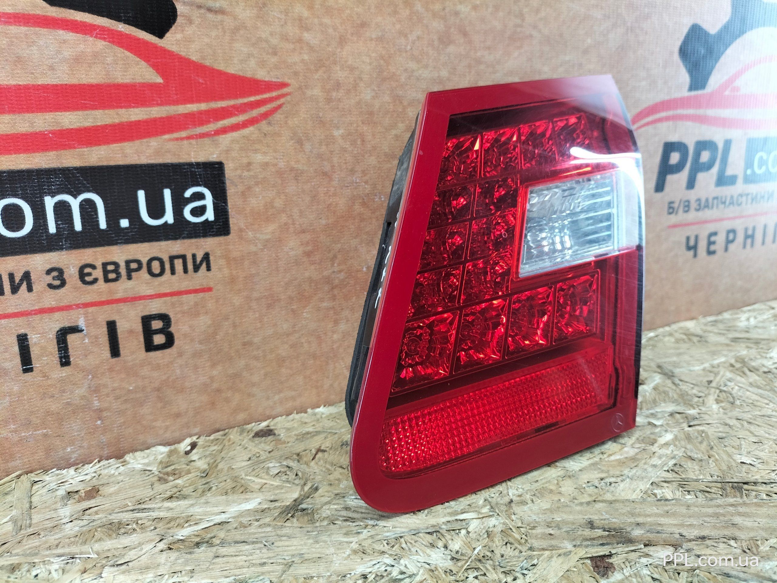 Mercedes E W212 09-13 до рестайл седан фонарь задний правый в крышку