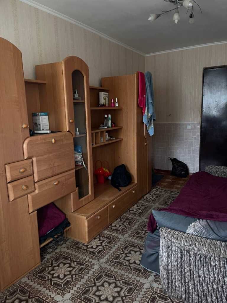 Кімната на ЖБІ з балконом, меблями та кондиціонером