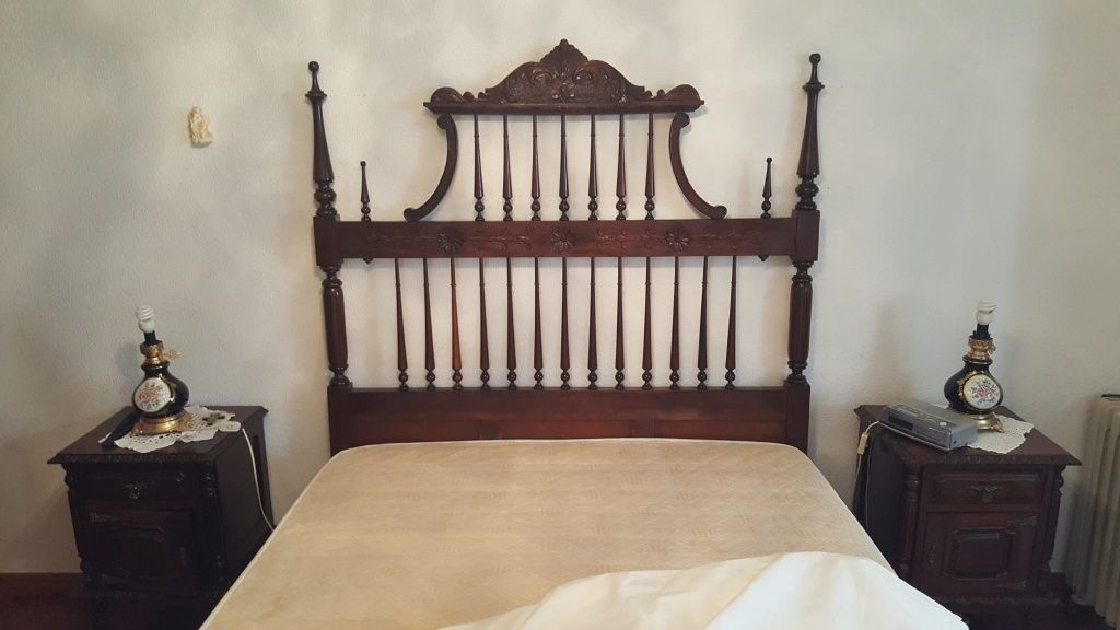 Cama de casal e 2 mesas cabeceira