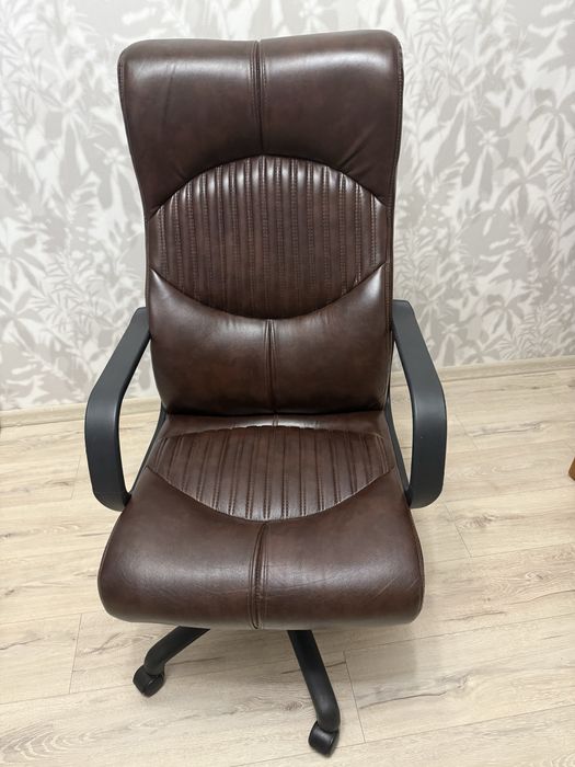 Продам шкіряне офісне крісло