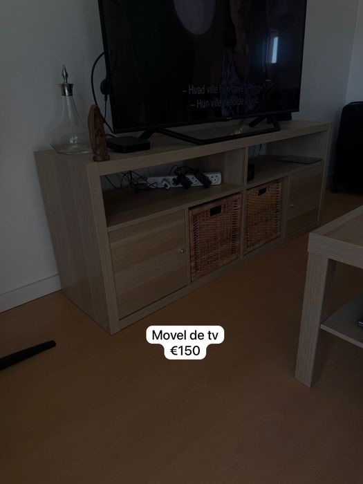 Vendo cama, conjunto de cadeira e moveis pra tela