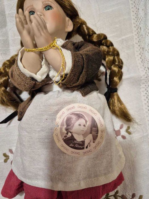 колекційна порцелянова лялька