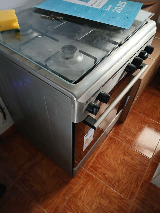 Vendo fogão com botigas de gás