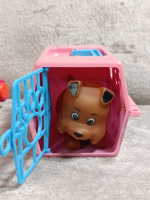 Piesek w klatce w nosidełku