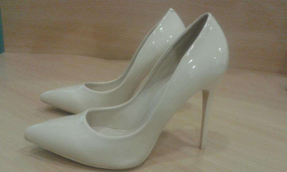 Szpilki nude beżowe lakierowane