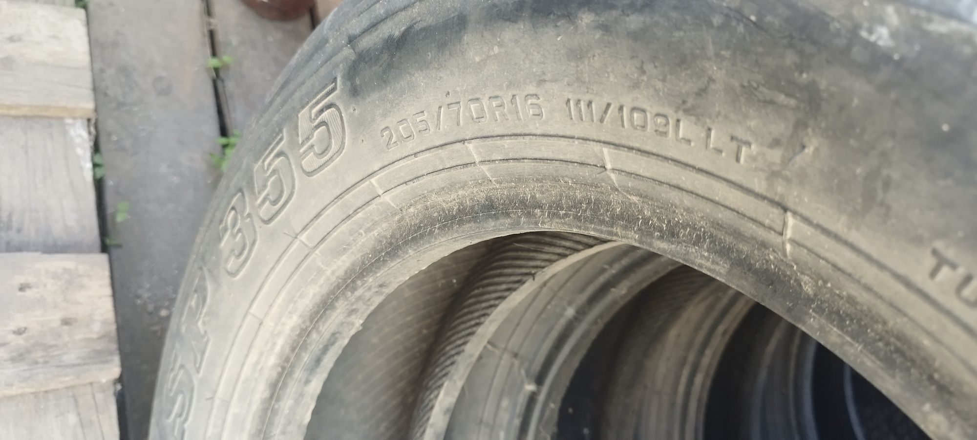 Продаж покришок R 16
