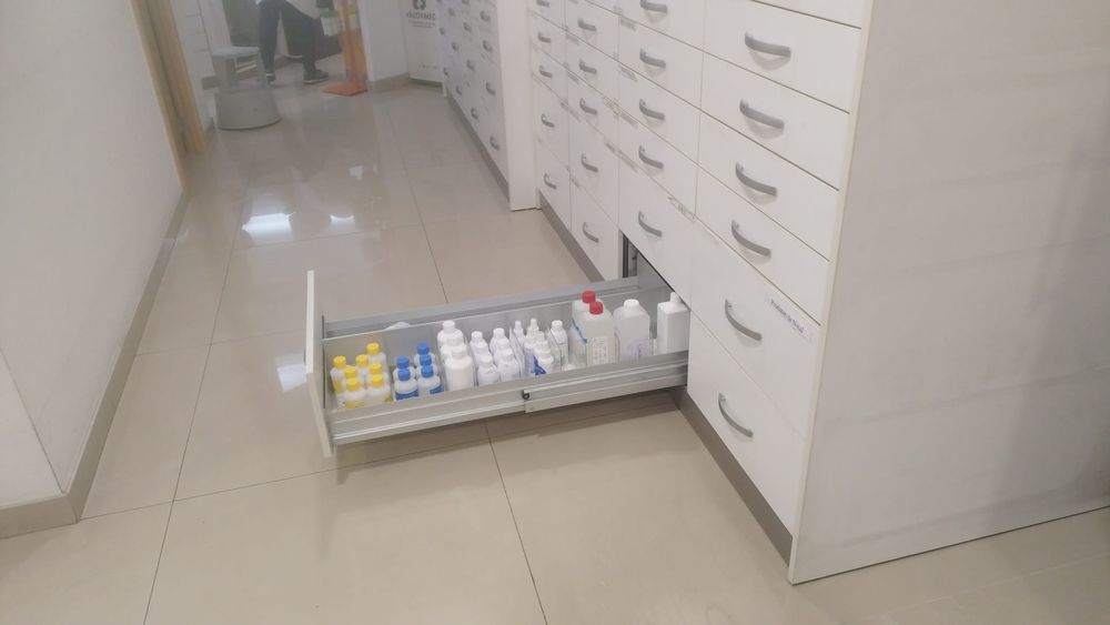 Vende-se armário de medicamentos