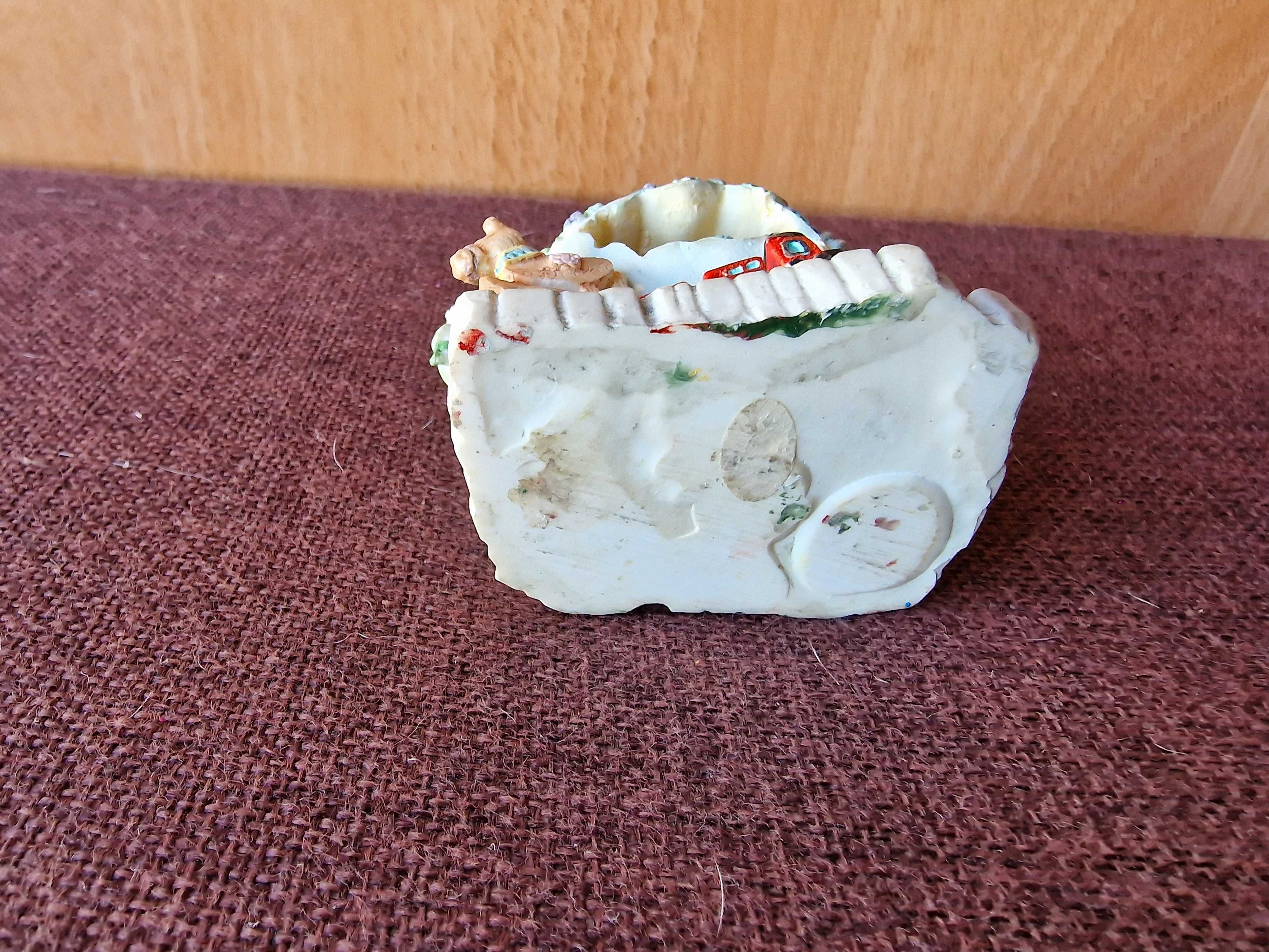 Figura decorativa chávena com bonecos em cerâmica